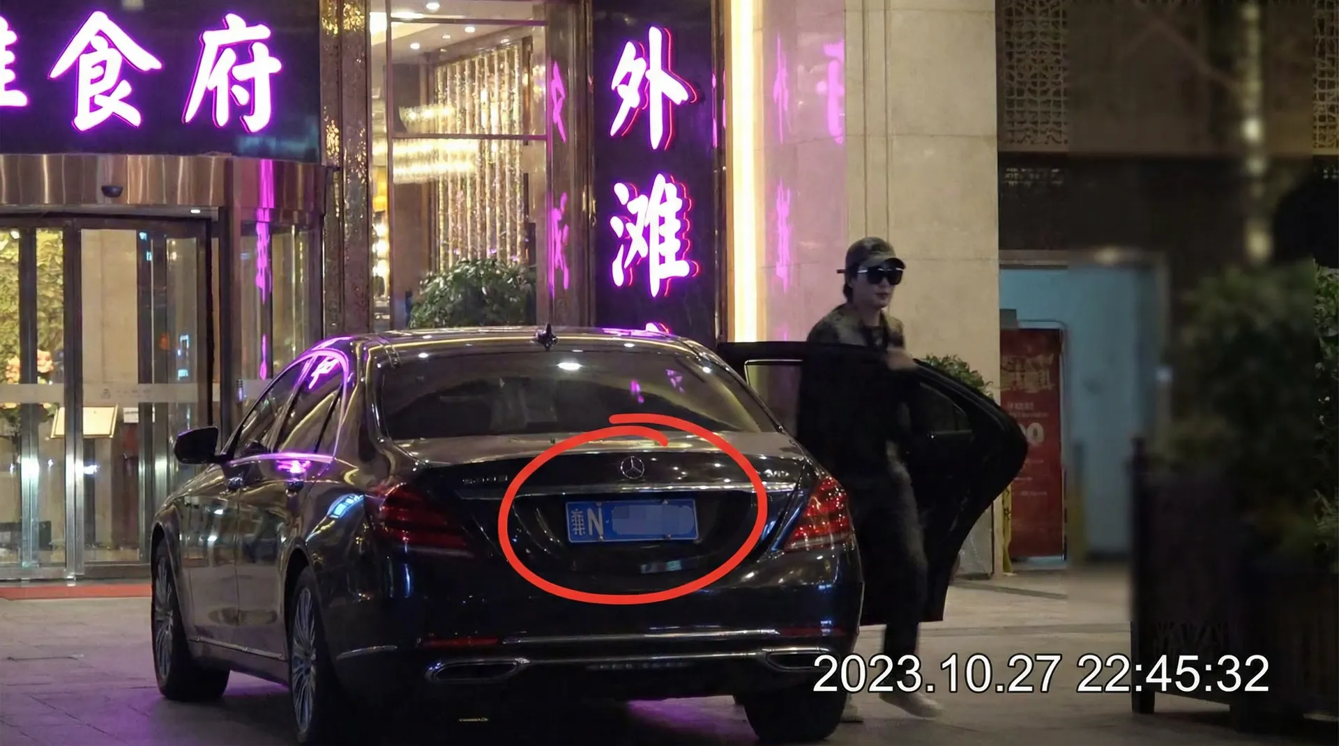 日韩欧洲亚洲suv - 豪车餐厅外被拍